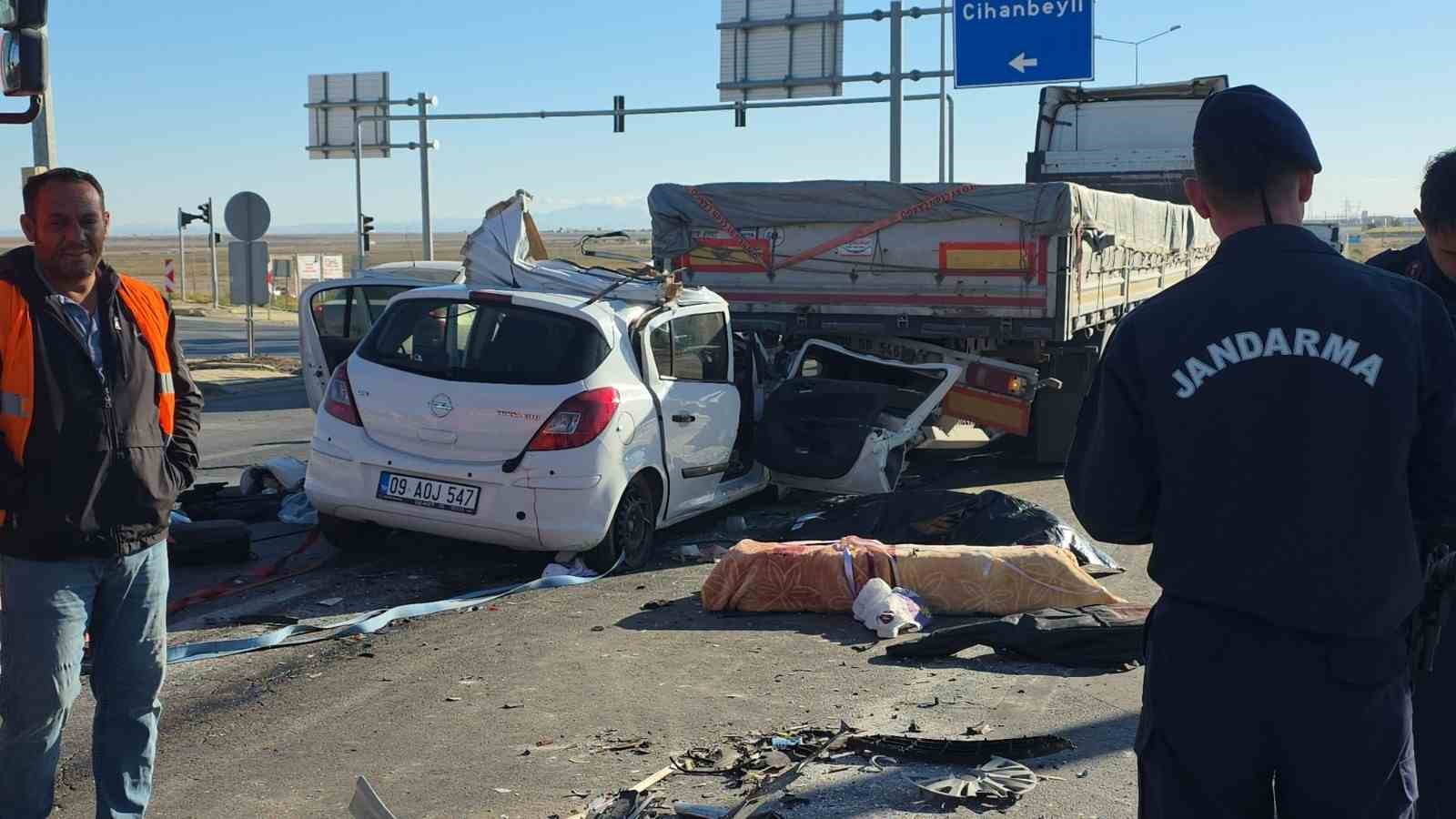 Otomobil ışıkta bekleyen tıra arkadan çarptı: Anne öldü, sürücü oğlu ise ağır yaralı