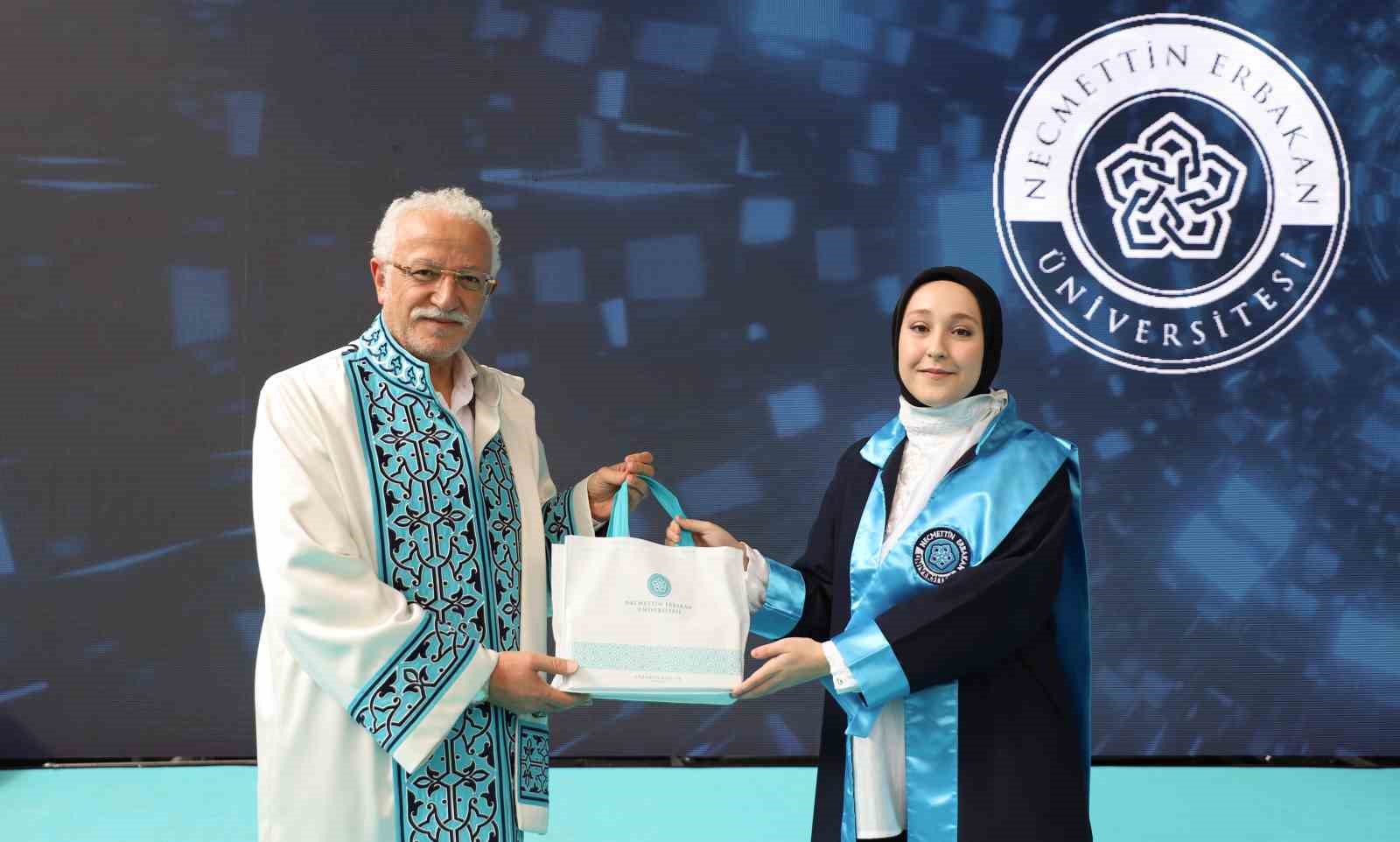 Necmettin Erbakan Üniversitesinde "Bölüm birincileri mezuniyet ve geleceğe mesaj töreni" coşkusu