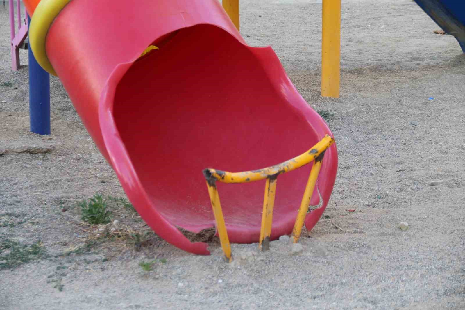 Bu demir korkuluğun kaydırağın bitiminde ne işi var?