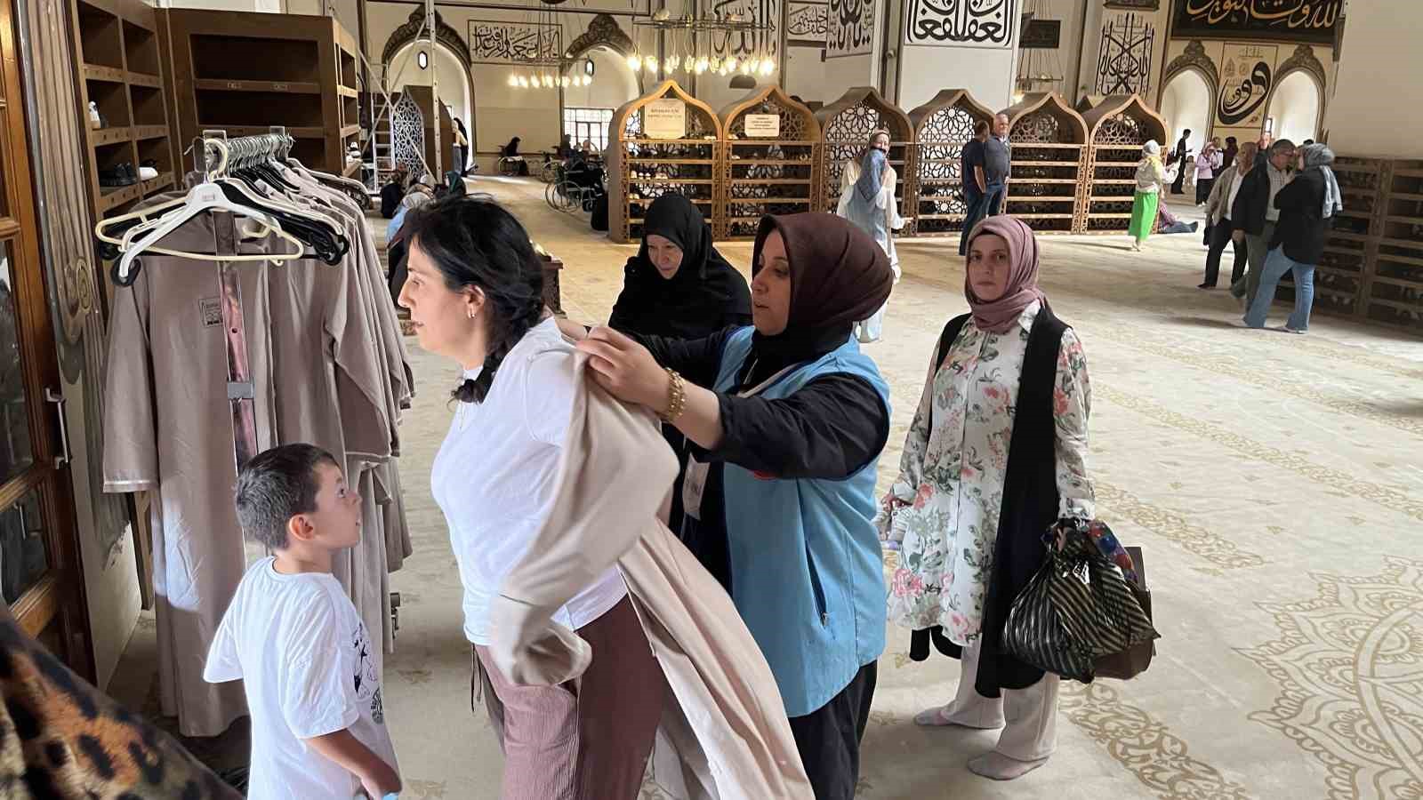 Tarihi cami ziyaretlerine kıyafet mecburiyeti getirildi