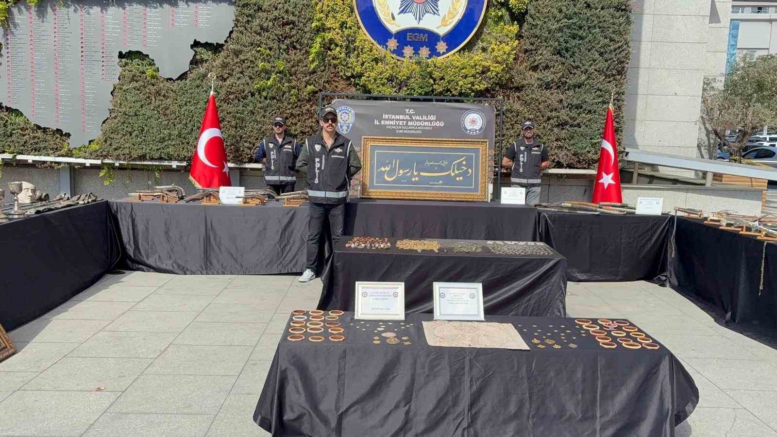Interpol tarafından 20 yıldır aranan tarihi hat levha İstanbul&rsquo;da ele ge&ccedil;irildi

