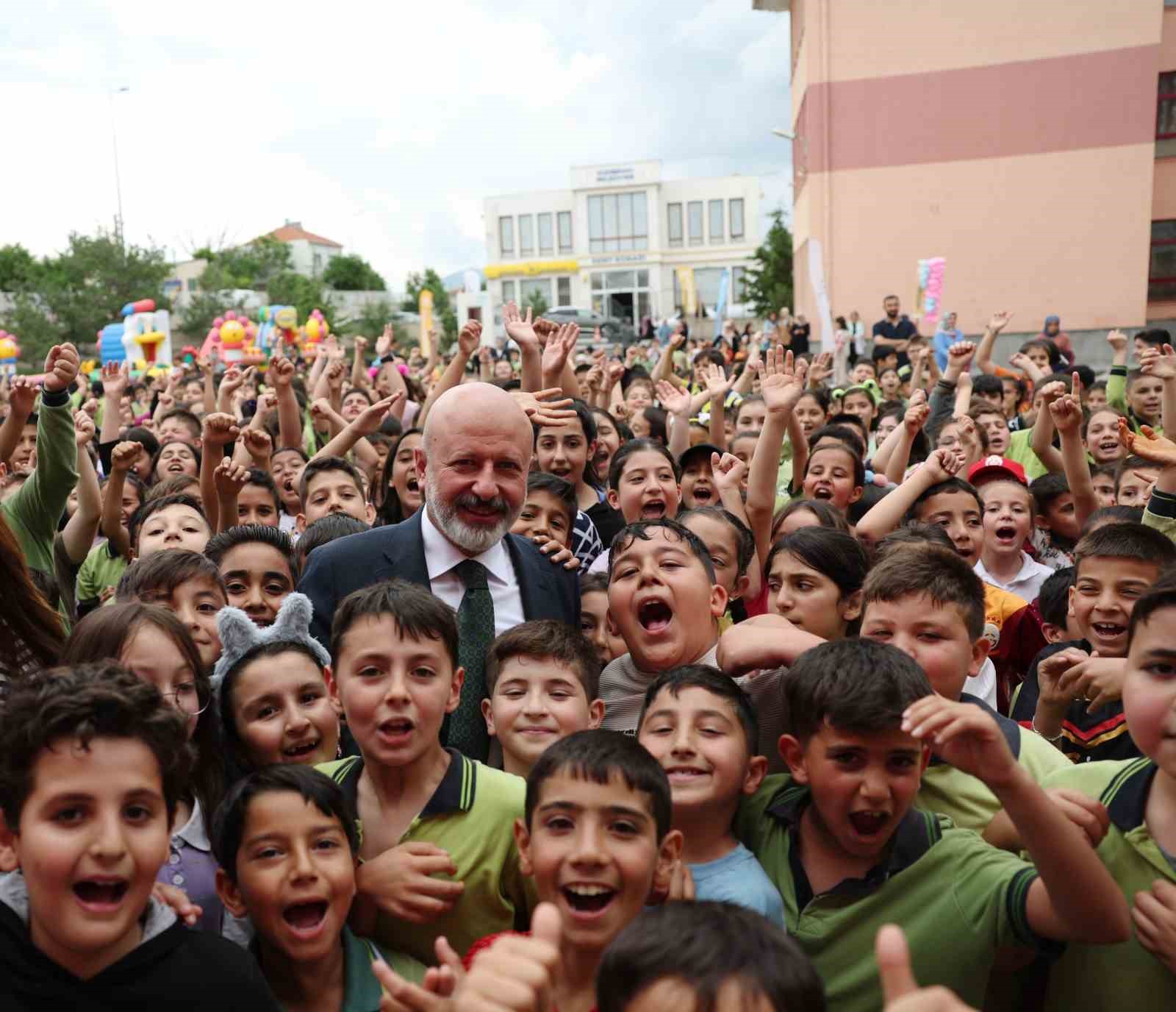 Başkan Çolakbayrakdar: "Evlatlarımızı mutlu etmek için çalışıyoruz"