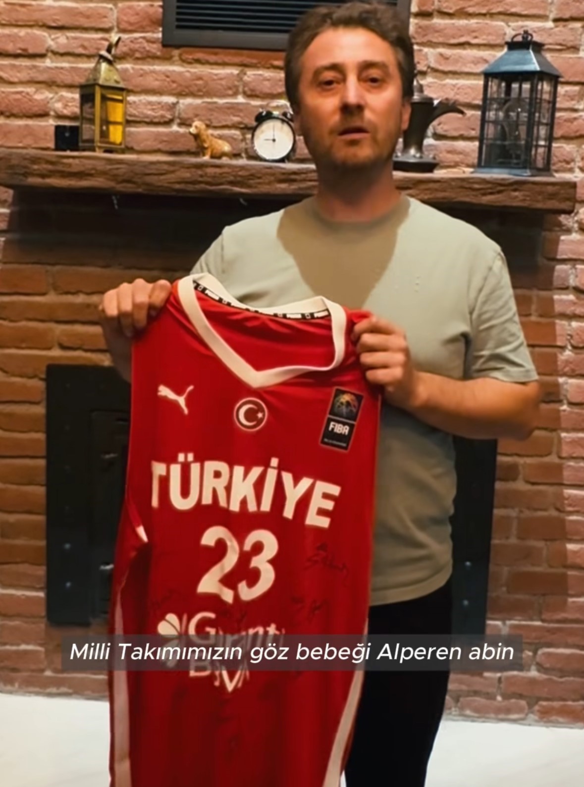 &Ccedil;ağan i&ccedil;in milli formasını bağışladı...1 milyon liradan a&ccedil;ık artırmaya &ccedil;ıktı
