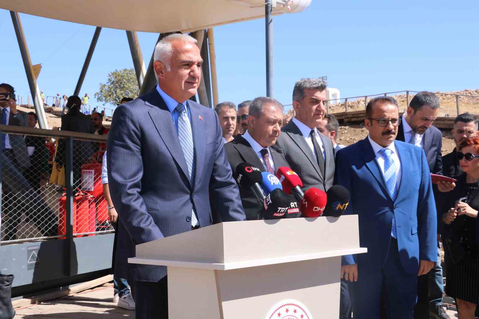 Bakan Ersoy açıkladı: Göbeklitepe’de insan heykeli bulundu
