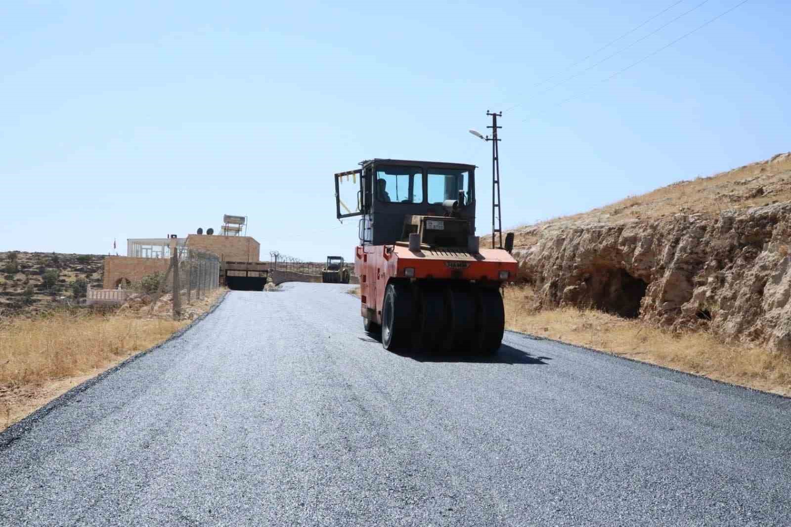 Mardin Belediyesi kırsal mahalle yollarında çalışmalarını sürdürüyor