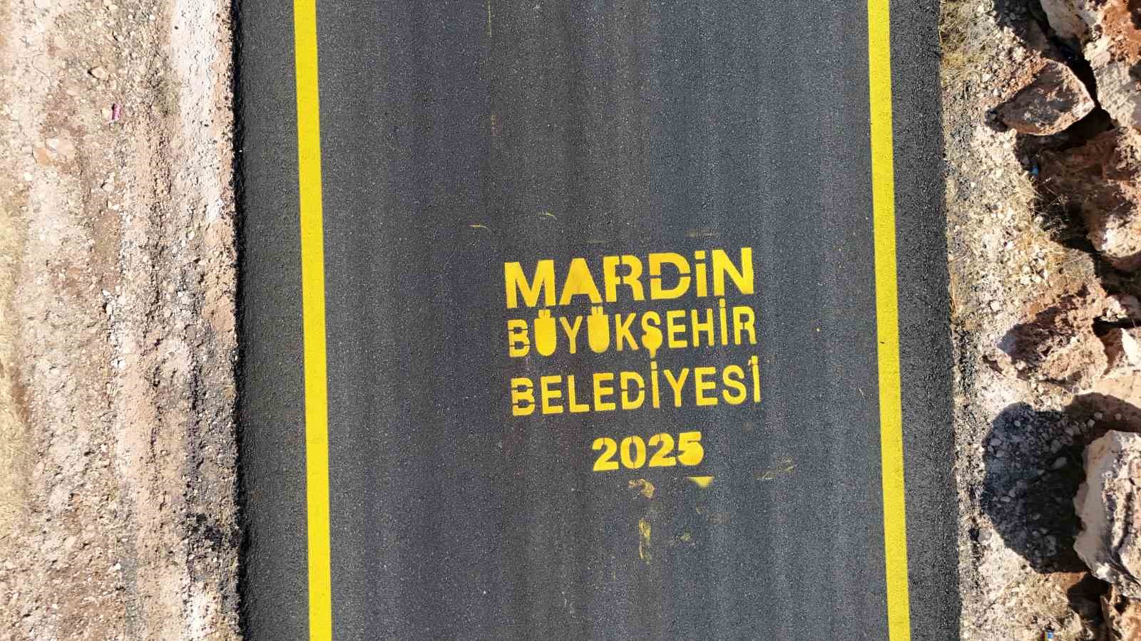 Mardin Belediyesi kırsal mahalle yollarında &ccedil;alışmalarını s&uuml;rd&uuml;r&uuml;yor
