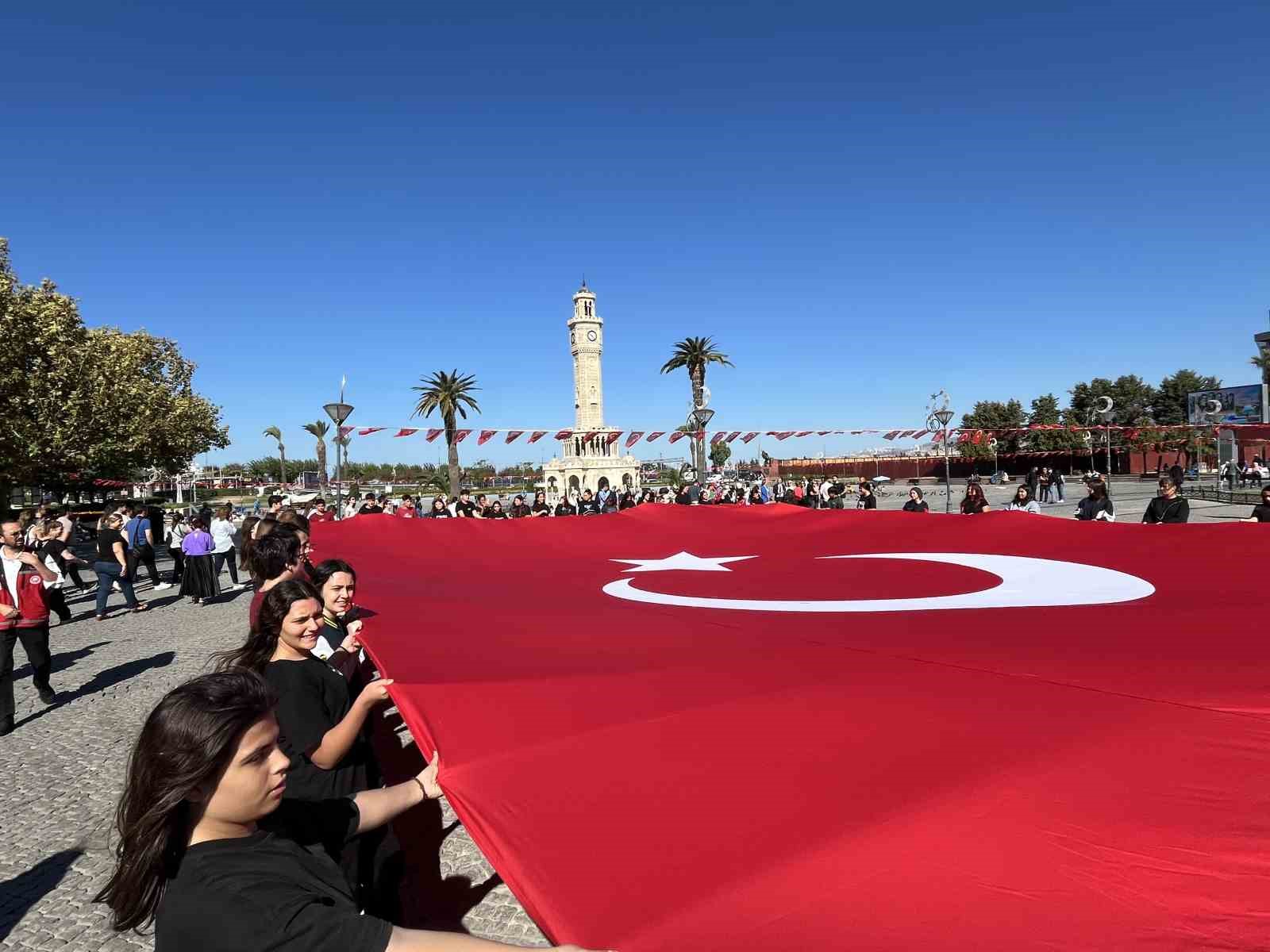 İzmir&rsquo;de kahraman gazilerin gurur g&uuml;n&uuml;
