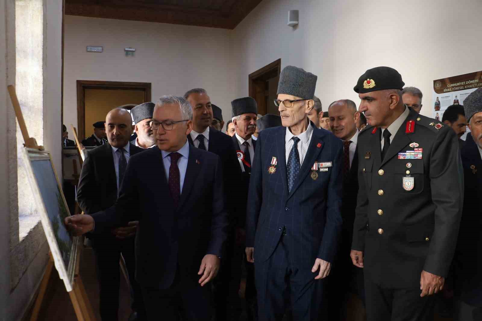 Sivas&rsquo;ta Gaziler kol kola y&uuml;r&uuml;d&uuml;
