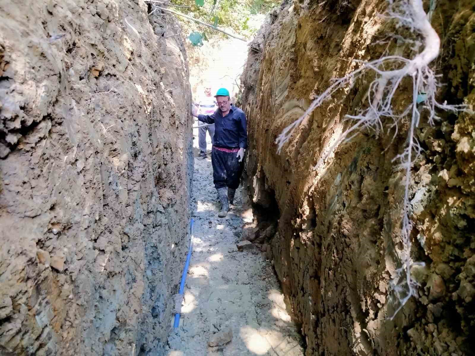 Muhtar ve köylülerin desteğiyle iki mahalle suyuna kavuştu