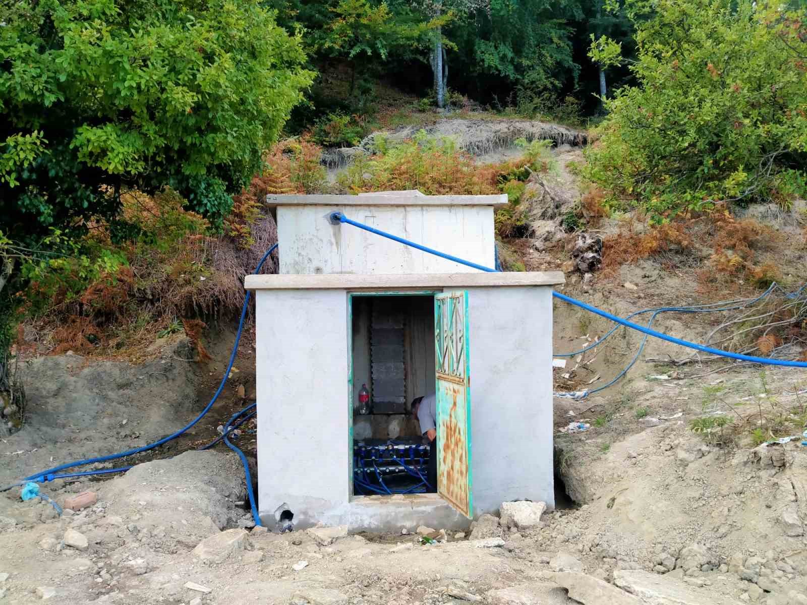 Muhtar ve k&ouml;yl&uuml;lerin desteğiyle iki mahalle suyuna kavuştu
