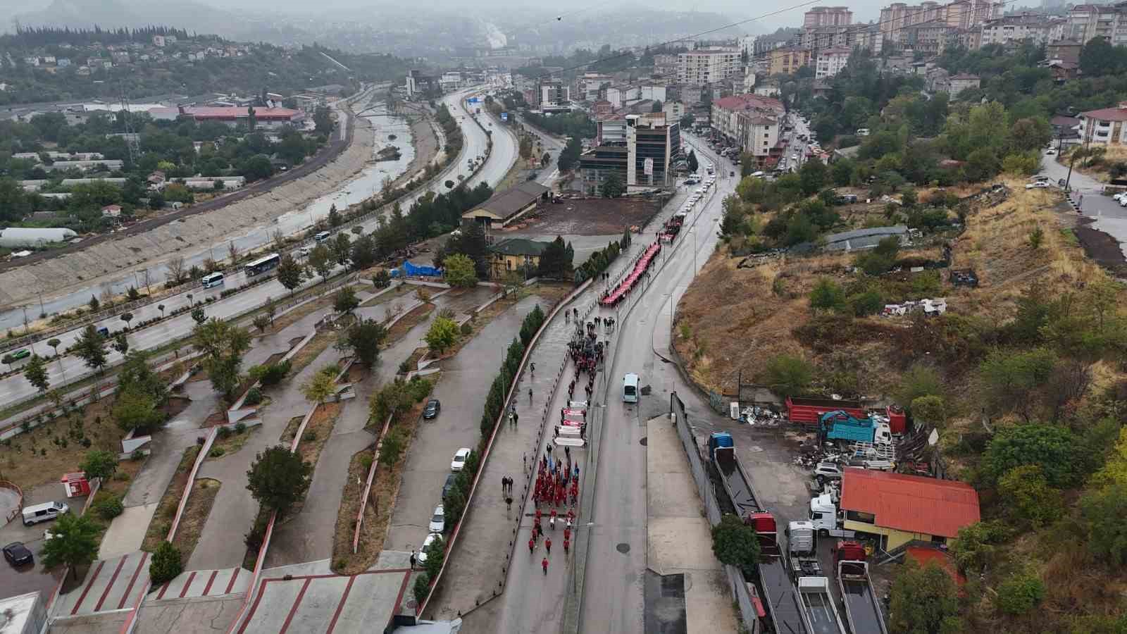 Gazilerin yürüyüşüne 50 metrelik Türk bayrağıyla destek