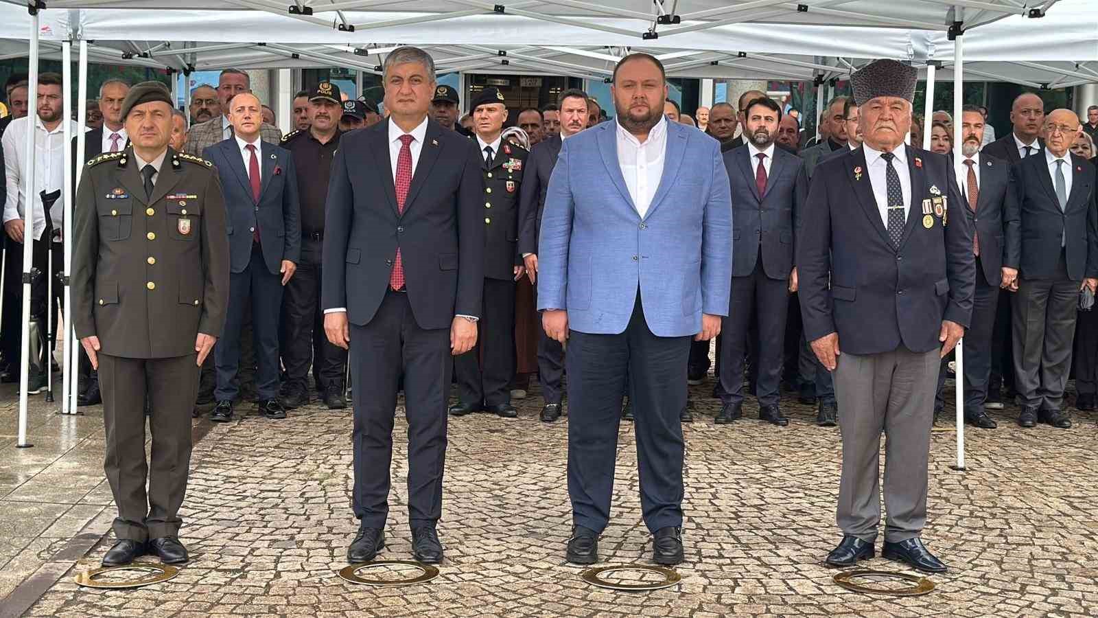 Gazilerin yürüyüşüne 50 metrelik Türk bayrağıyla destek