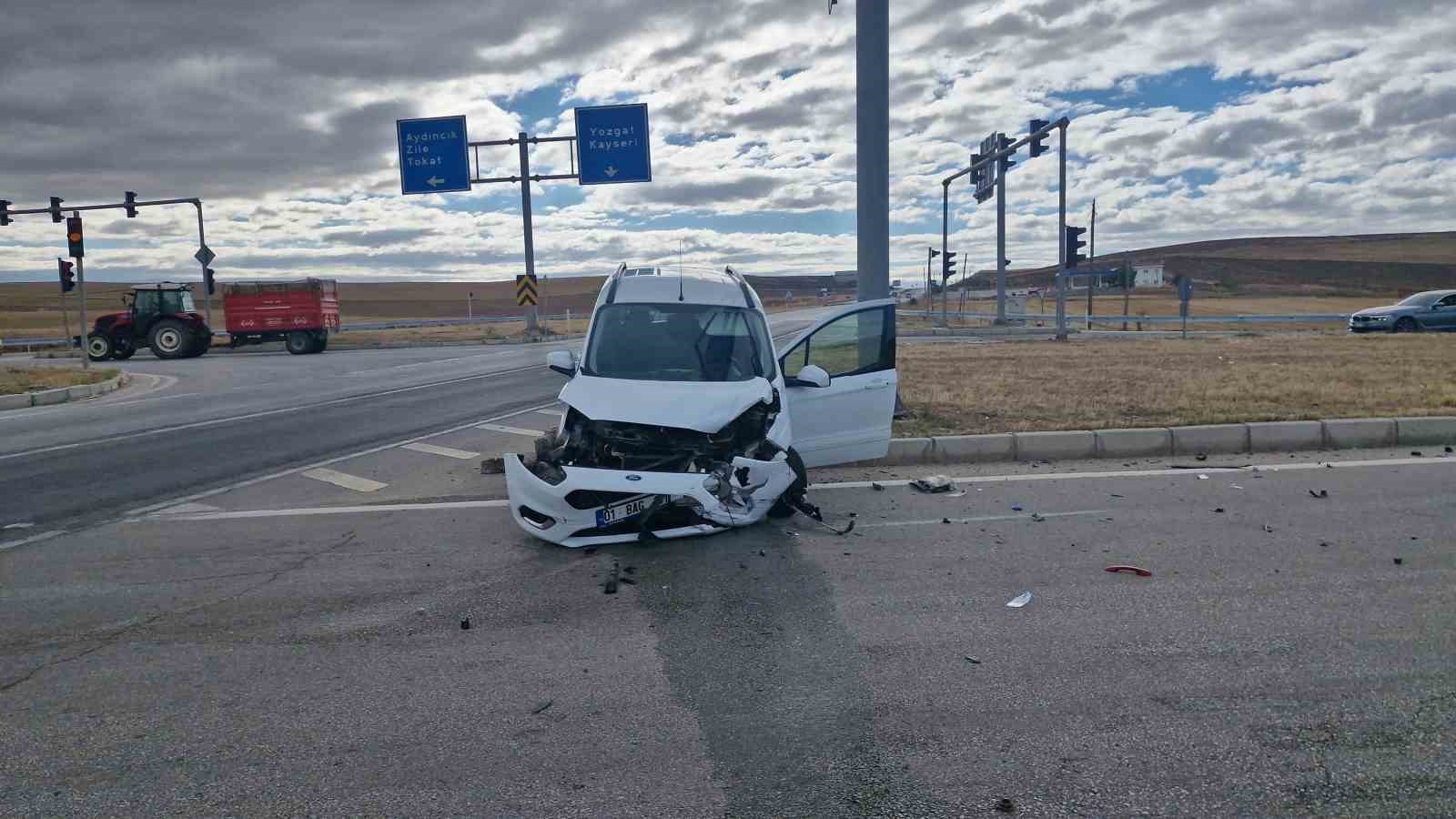 &Ccedil;orum&rsquo;da iki ara&ccedil; &ccedil;arpıştı: 3 yaralı
