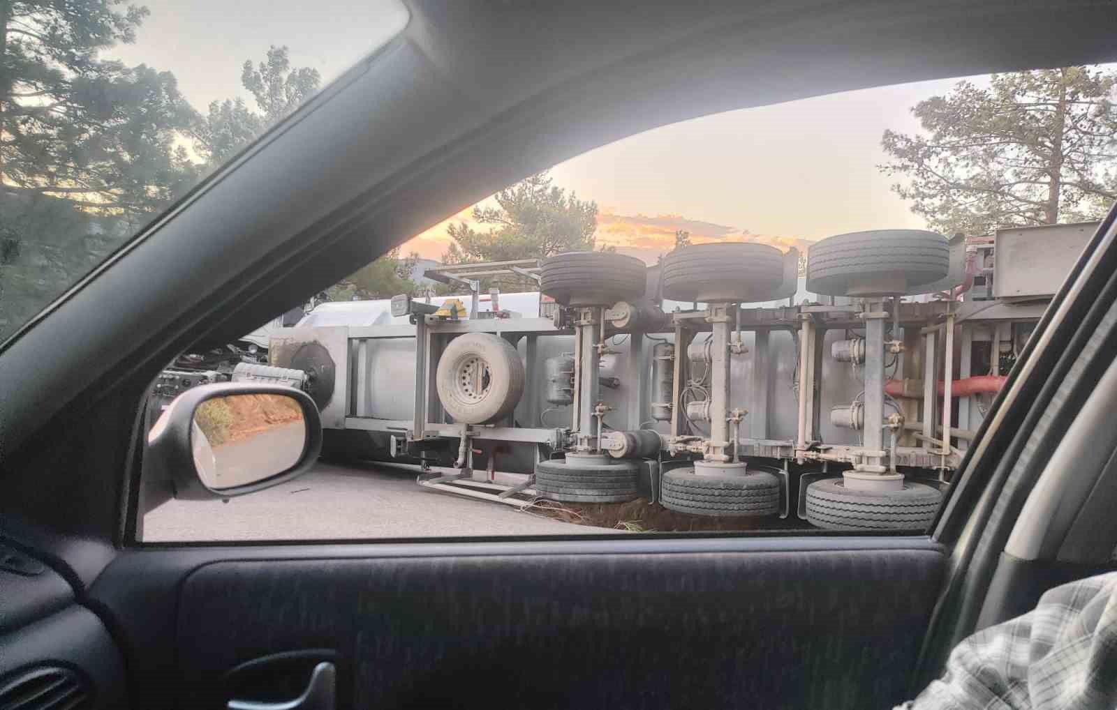 Orman yangınına m&uuml;dahaleden d&ouml;nen su tankeri devrildi
