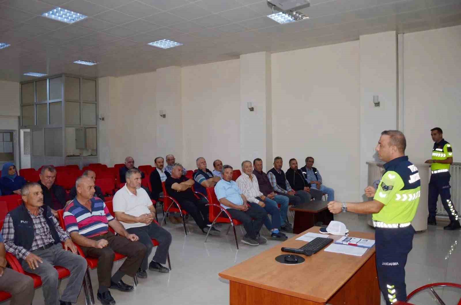 Boyabat’ta servis şoförleri ve rehber personellere trafik eğitimi

