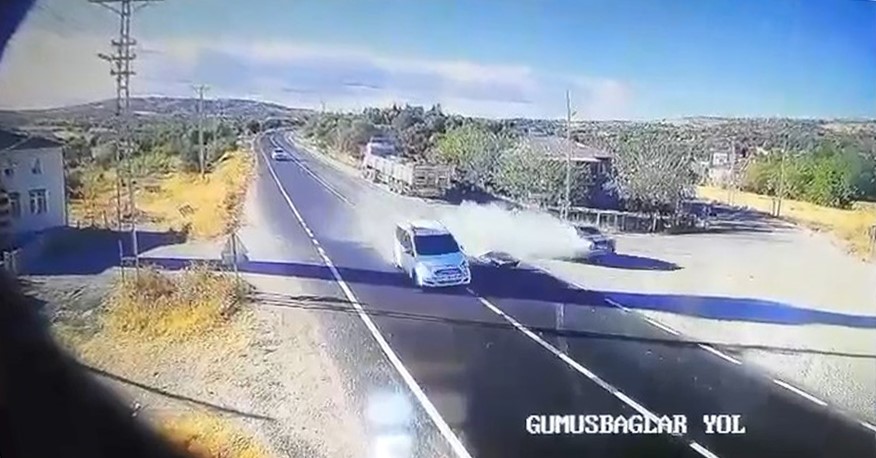Elazığ’da trafik kazası güvenlik kamerasına yansıdı