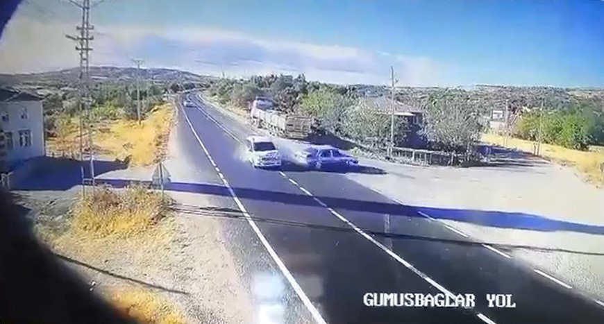 Elazığ’da trafik kazası güvenlik kamerasına yansıdı
