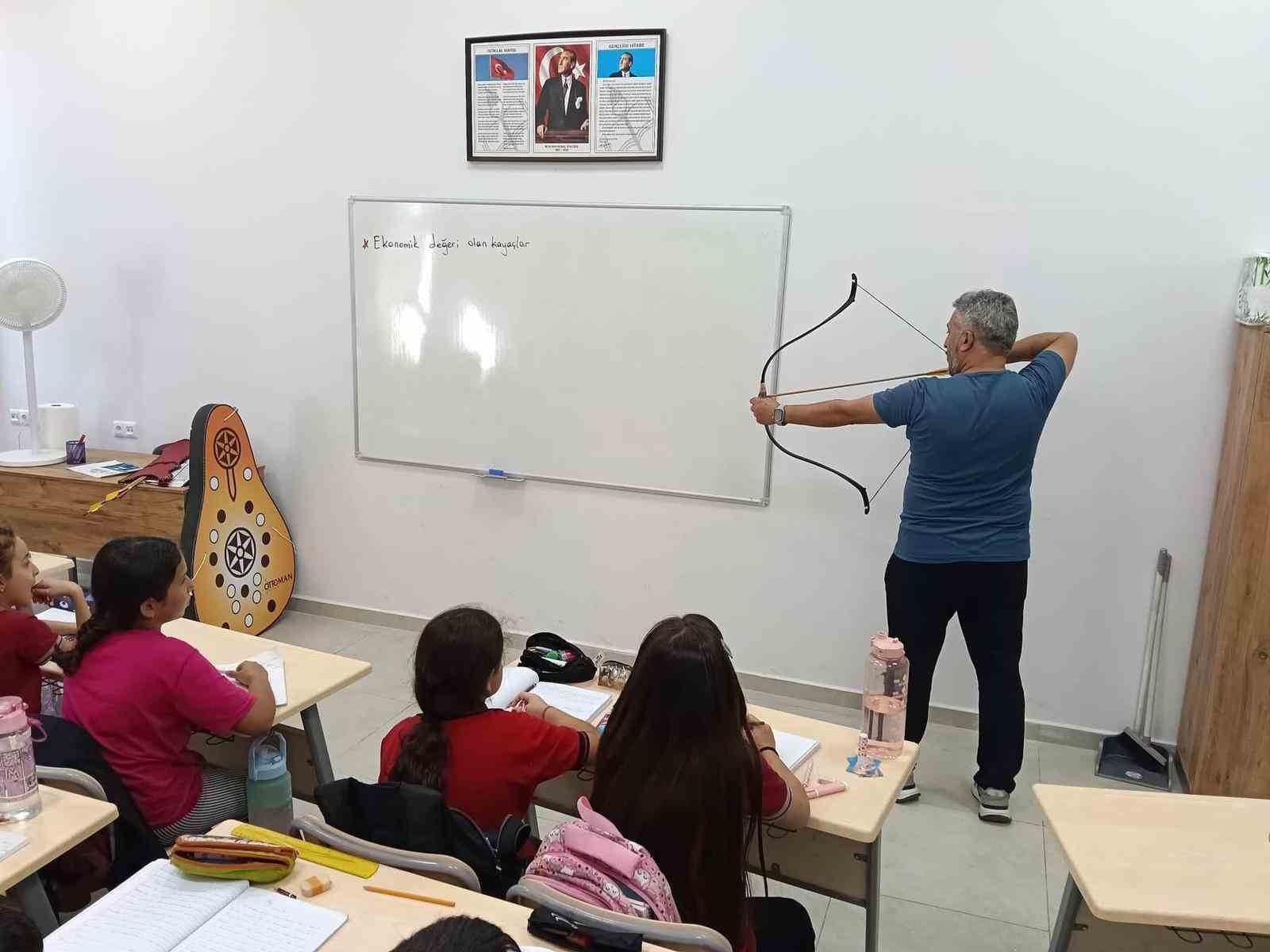 Sarıgöl’de okullarda "Geleneksel Türk Okçuluğu" tanıtımı yapıldı