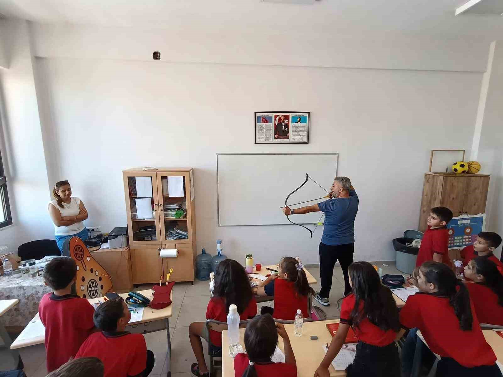 Sarıgöl’de okullarda "Geleneksel Türk Okçuluğu" tanıtımı yapıldı