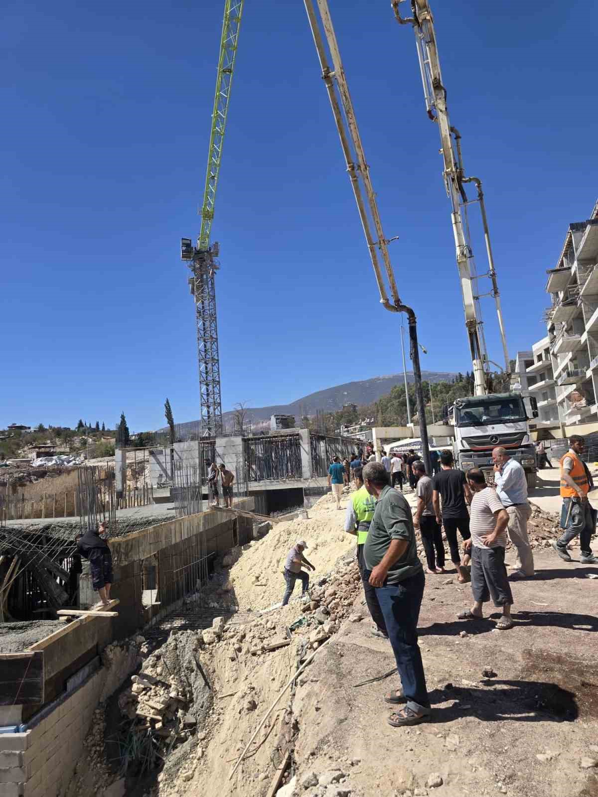 Beton dökümü esnasında tabla çöktü: 2 işçi yaralandı
