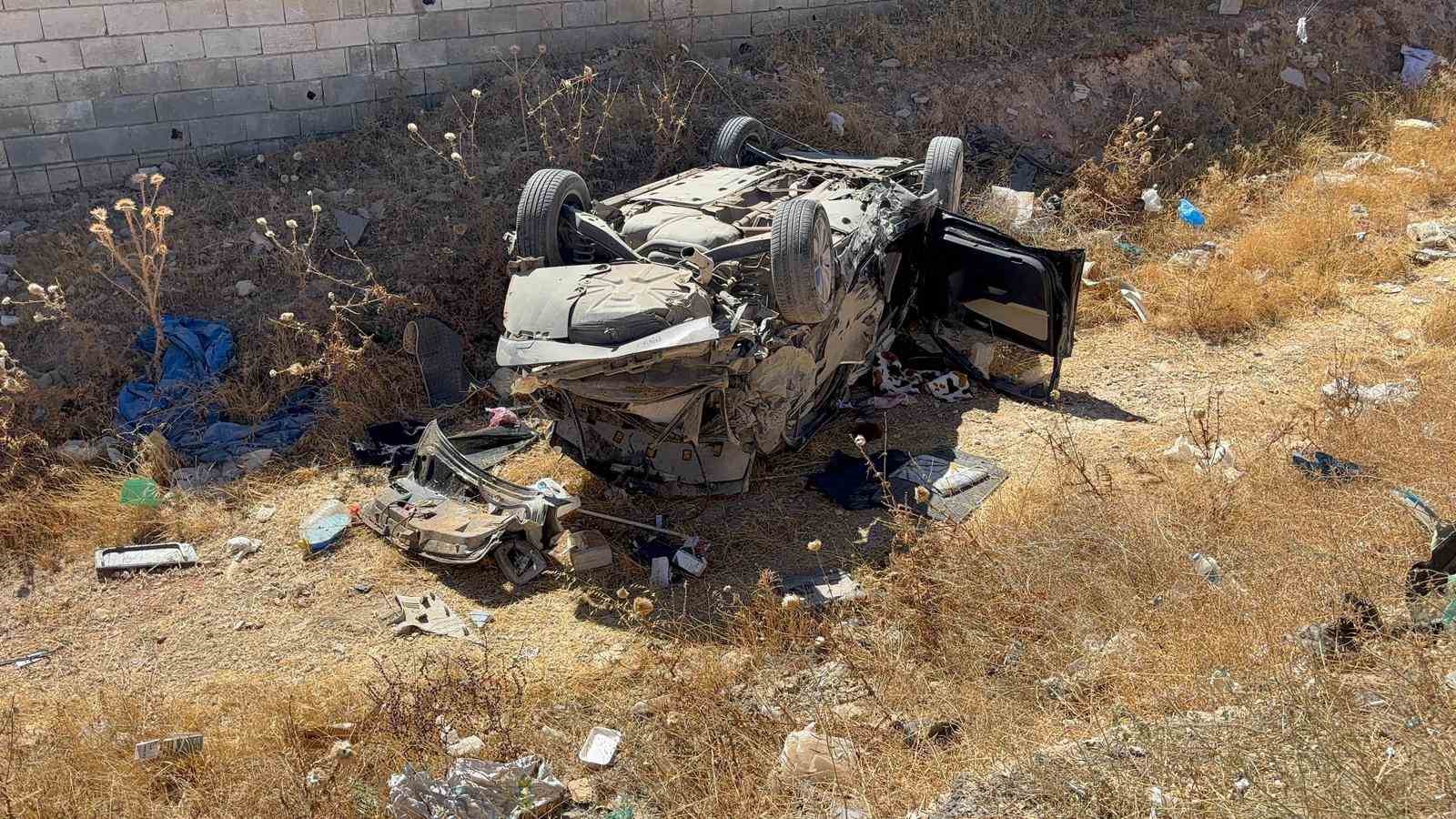 Gaziantep’te hafif ticari aracın çarptığı otomobil ters döndü: Aynı aileden 4’ü çocuk 6 yaralı