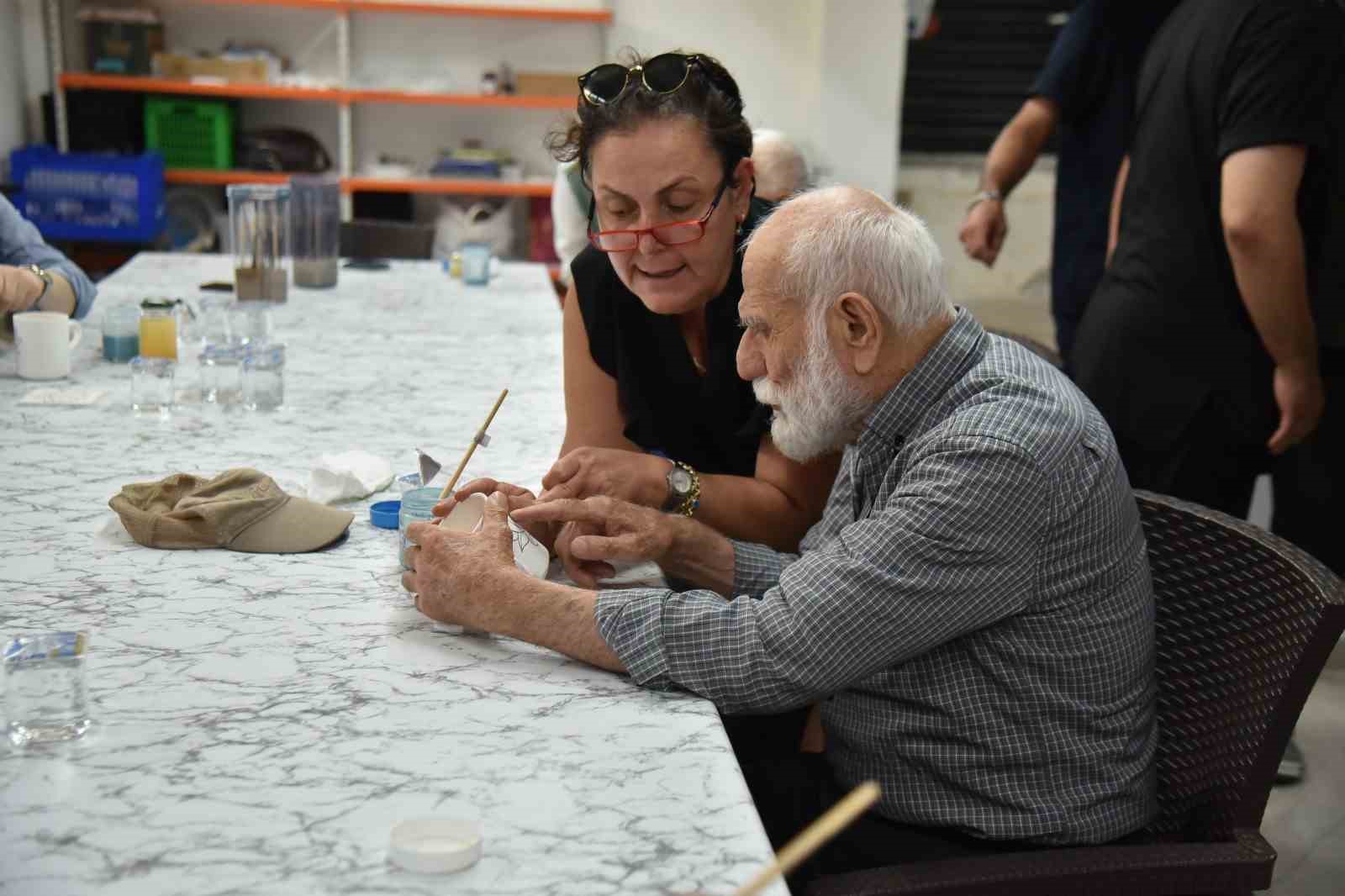 Yaşlılar kendi eserleriyle buluştu