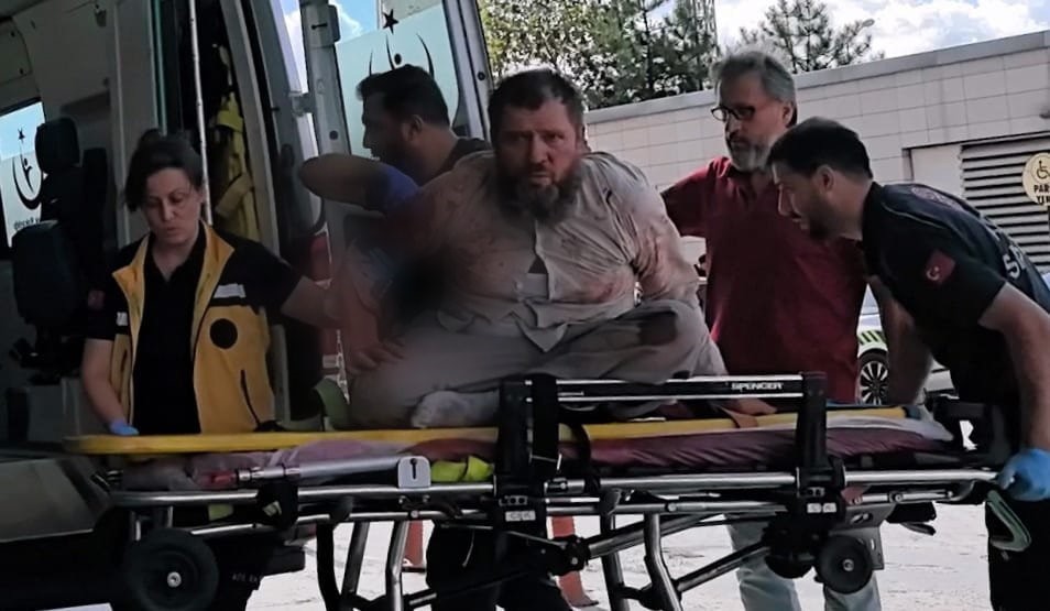 Minib&uuml;s&uuml;n &ccedil;arptığı yaya ağır yaralandı
