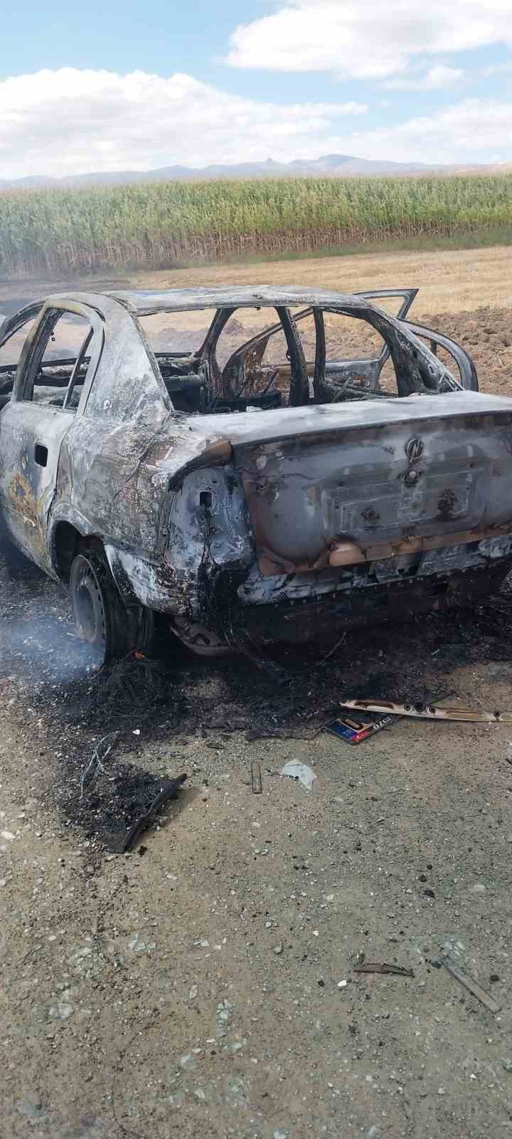 Otomobil yanarak kullanılamaz hale geldi
