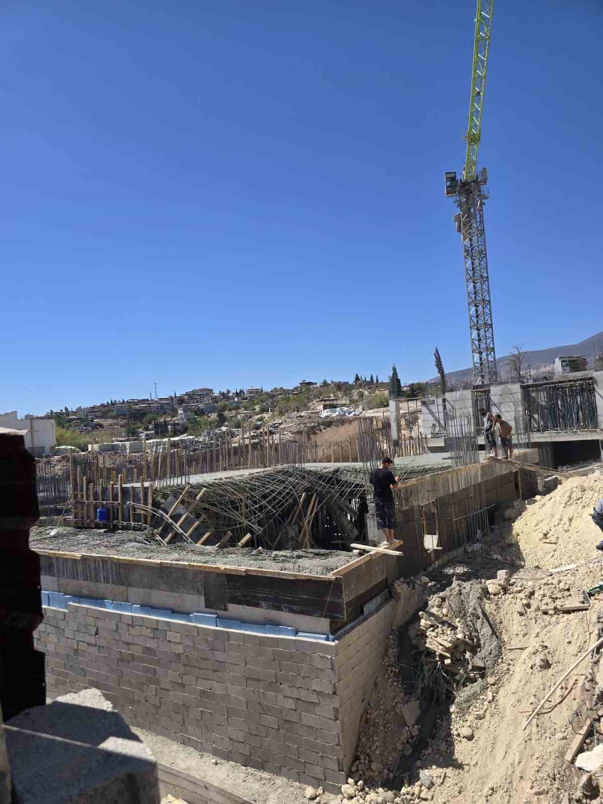 Beton dökümü esnasında tabla çöktü: 2 işçi yaralandı