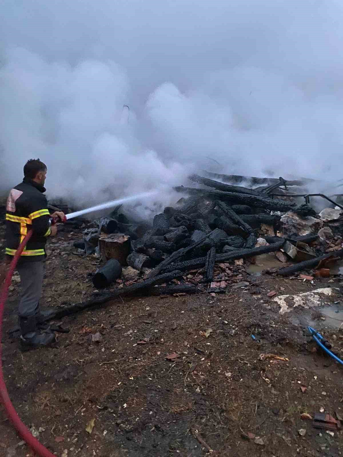 Kastamonu’da alevlere teslim olan ahşap ev küle döndü
