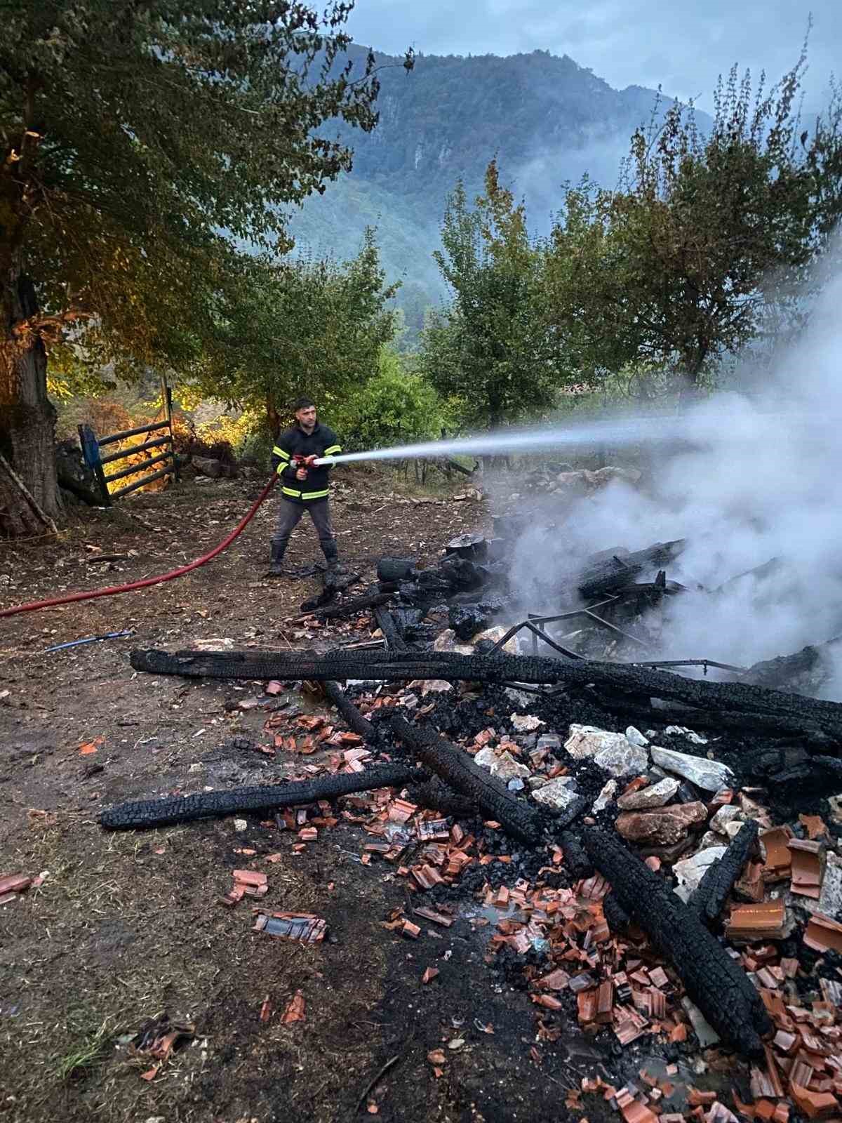 Kastamonu’da alevlere teslim olan ahşap ev küle döndü