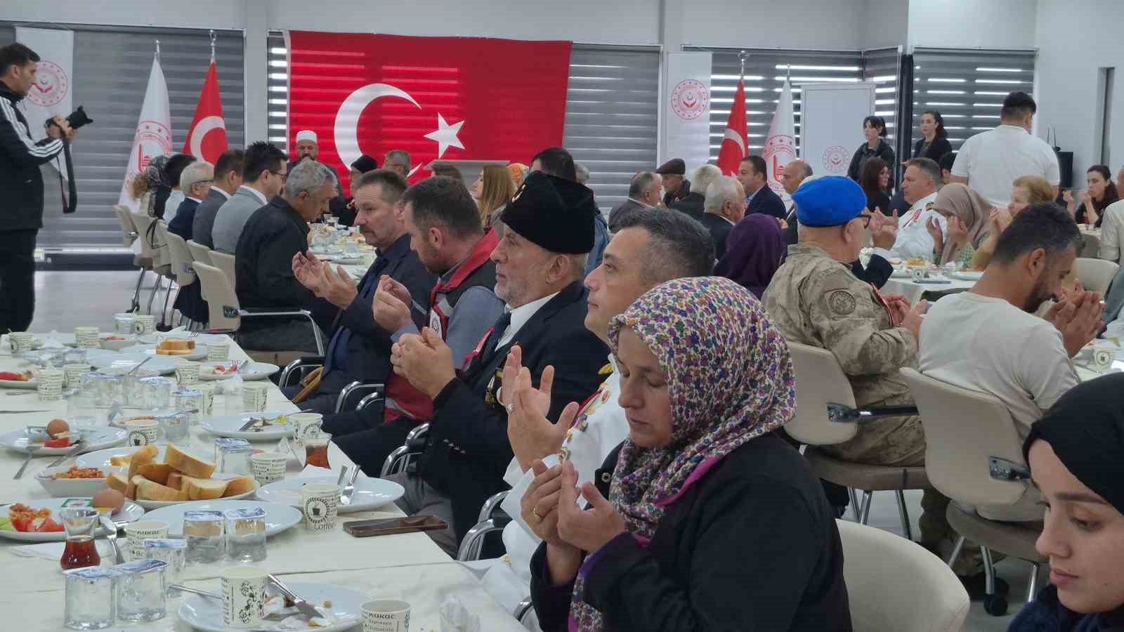 Gaziler G&uuml;n&uuml; kutlaması sağanak nedeniyle gecikmeli yapıldı
