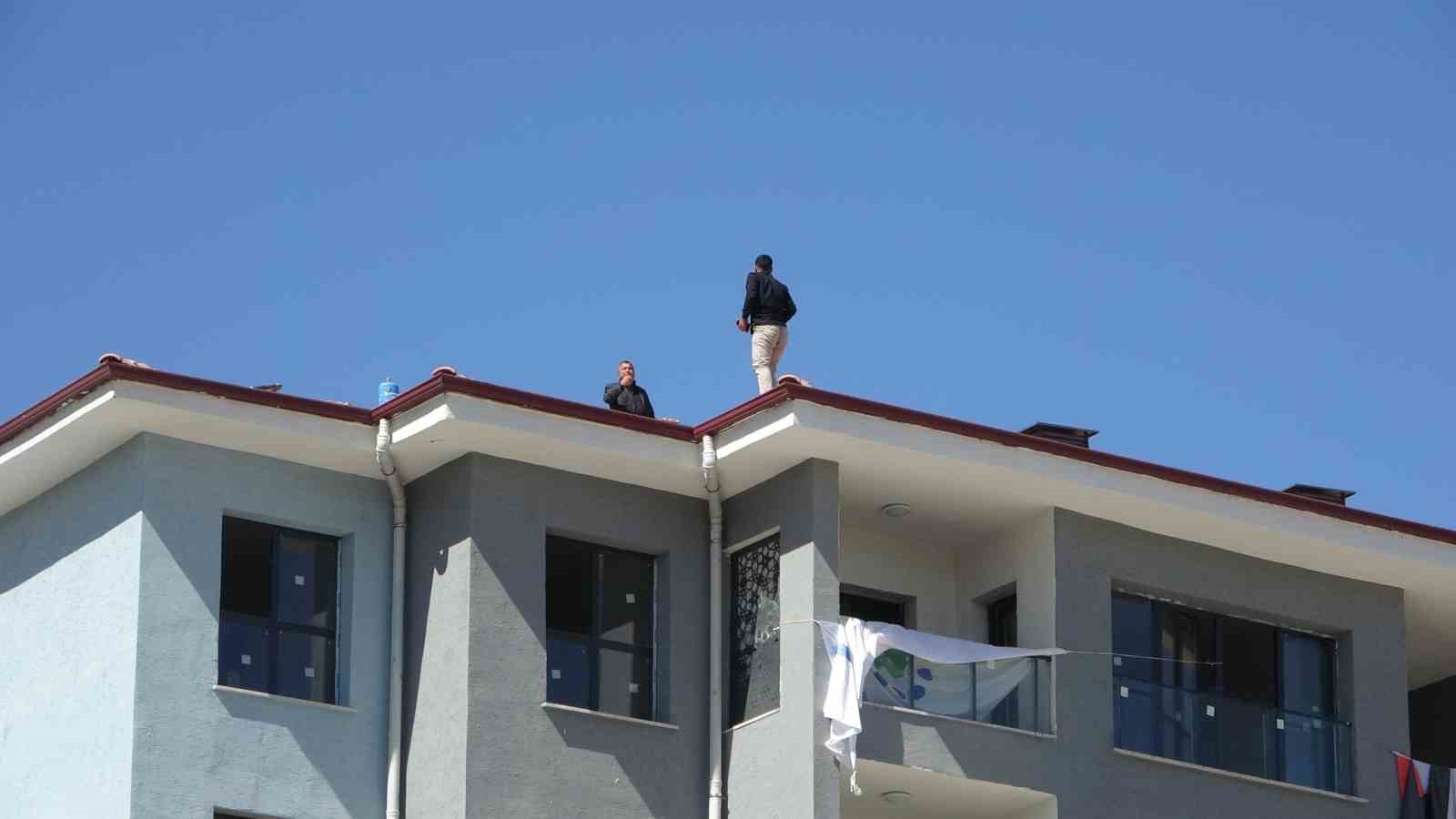 Alacağını alamadı &ccedil;atıya &ccedil;ıktı, polis yiyecek verip indirdi
