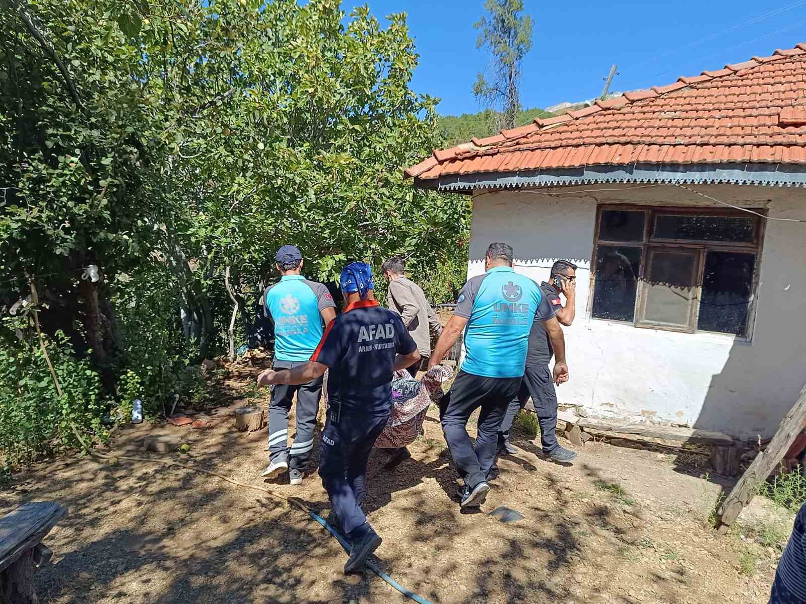 AFAD ve UMKE ekipleri yaşlı vatandaşları tahliye etti