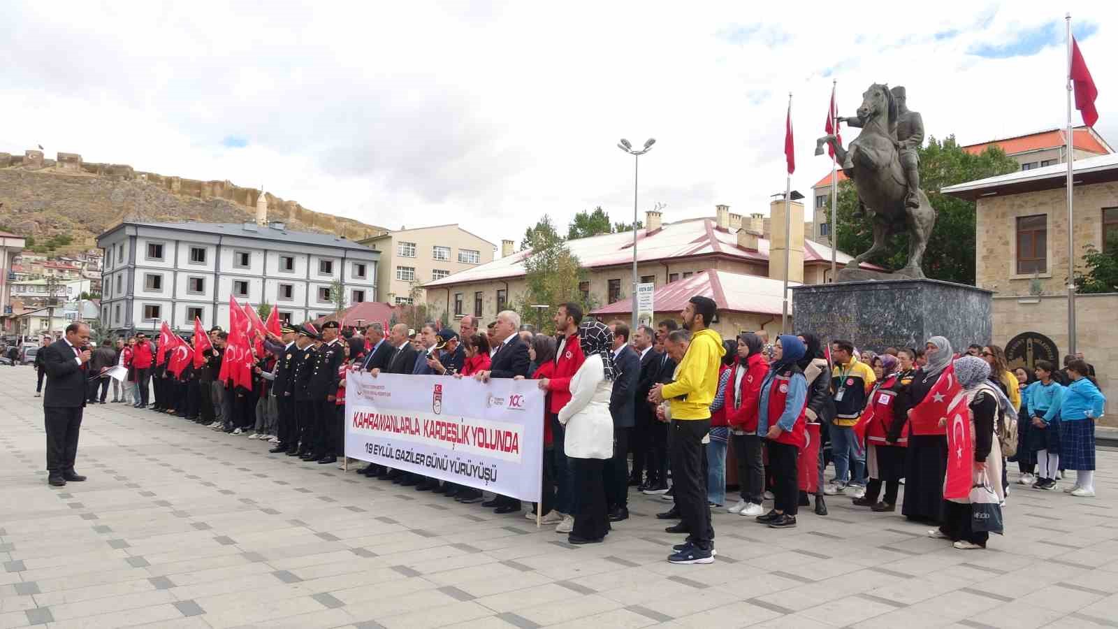 Bayburt&rsquo;ta &lsquo;Gaziler G&uuml;n&uuml;&rsquo; t&ouml;ren ve y&uuml;r&uuml;y&uuml;şle kutlandı
