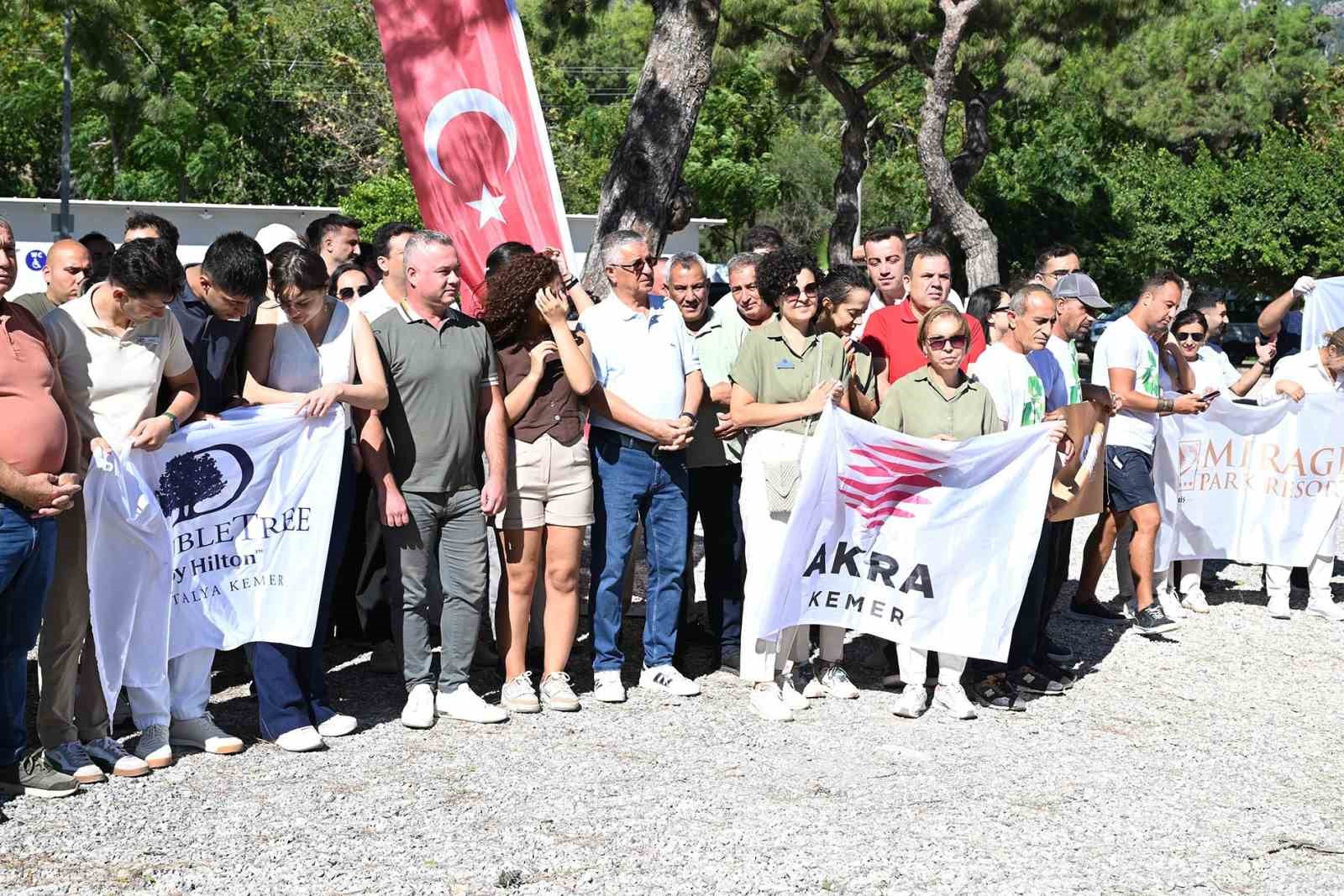 Kemer’de sahil temizliği yapıldı