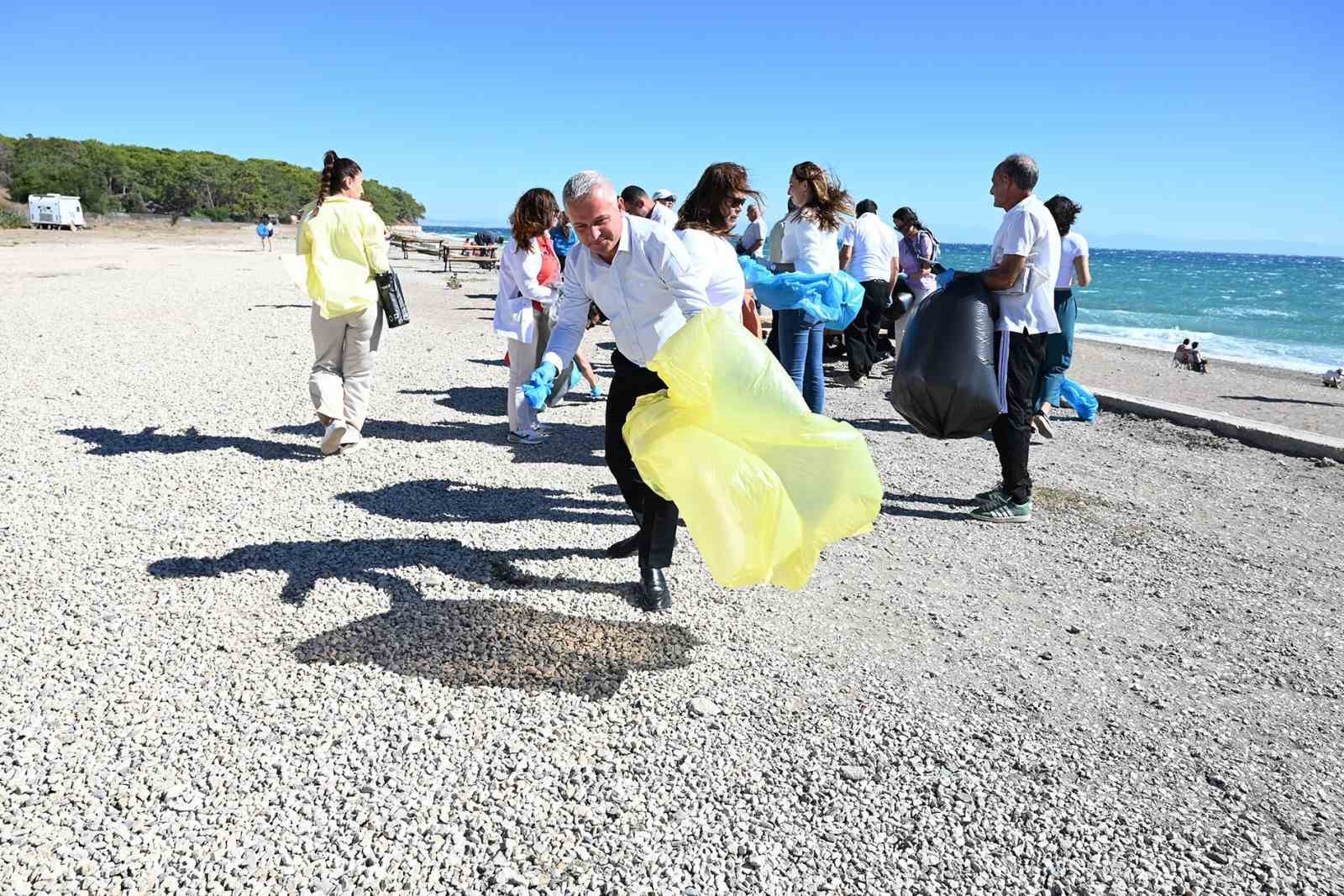 Kemer&rsquo;de sahil temizliği yapıldı
