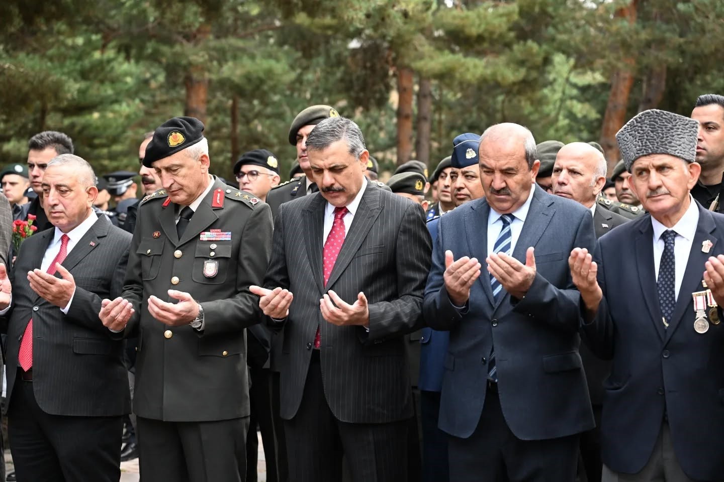 Vali &Ccedil;ift&ccedil;i, Karskapı ve Erzurum polis şehitliğini ziyaret etti
