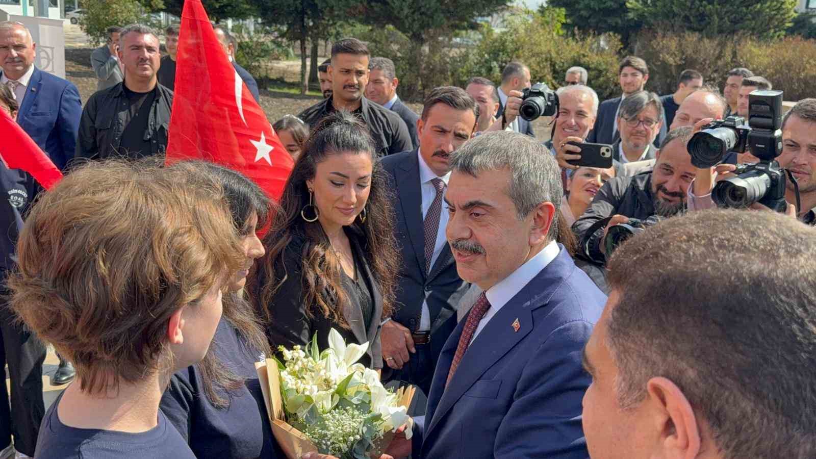 Milli Eğitim Bakanı Yusuf Tekin, D&uuml;zce&rsquo;de hayırseverler tarafından yapılan liseyi a&ccedil;tı
