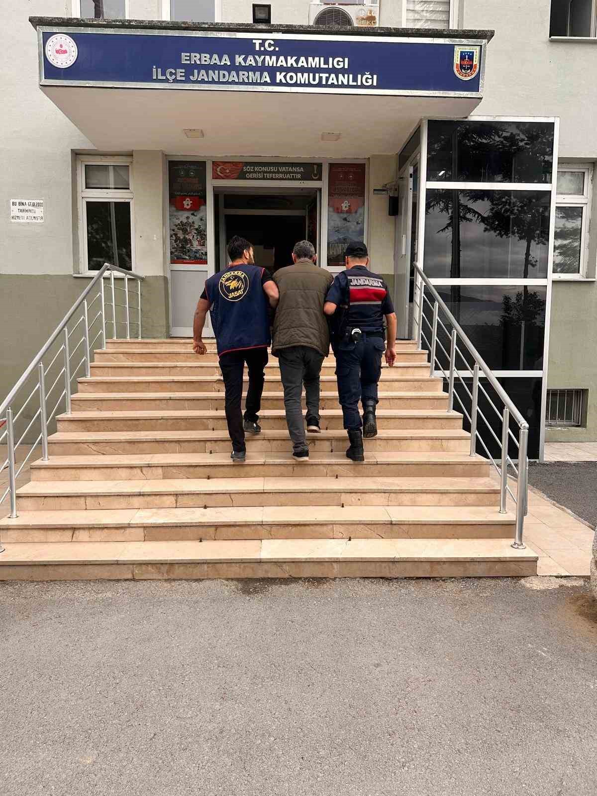 13 yıl hapis cezası bulunan firari jandarmadan kaçamadı
