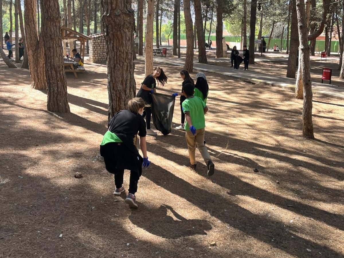 Uşak&rsquo;ta &Ouml;ğrencilerle D&uuml;nya Temizlik g&uuml;n&uuml; etkinliği
