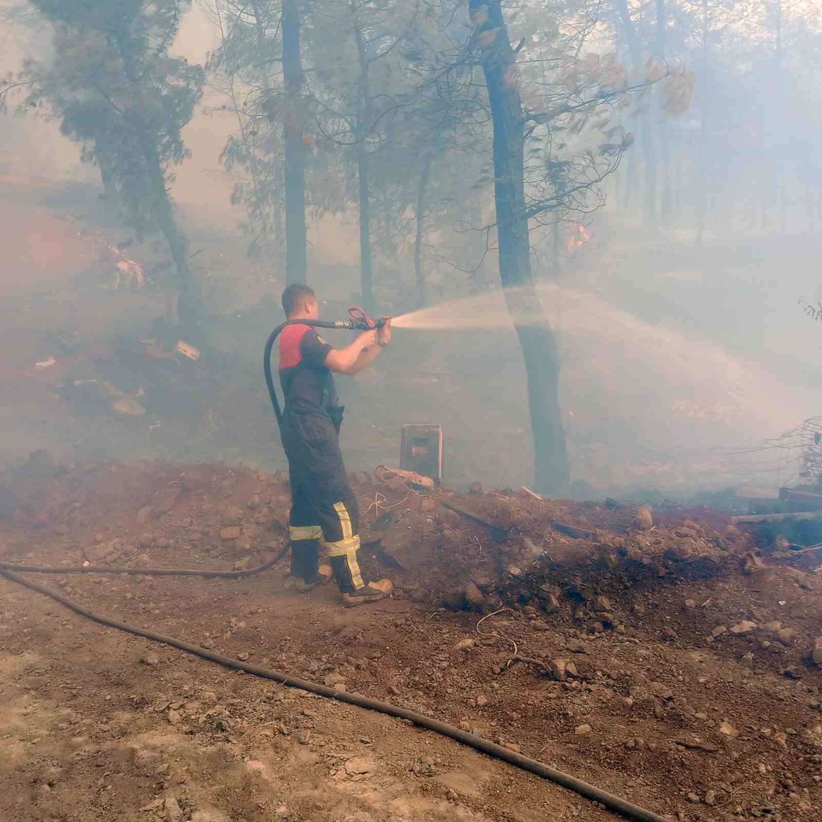 Muğla B&uuml;y&uuml;kşehir İtfaiyesi Milas ve K&ouml;yceğiz&rsquo;de alevlerle m&uuml;cadele ediyor
