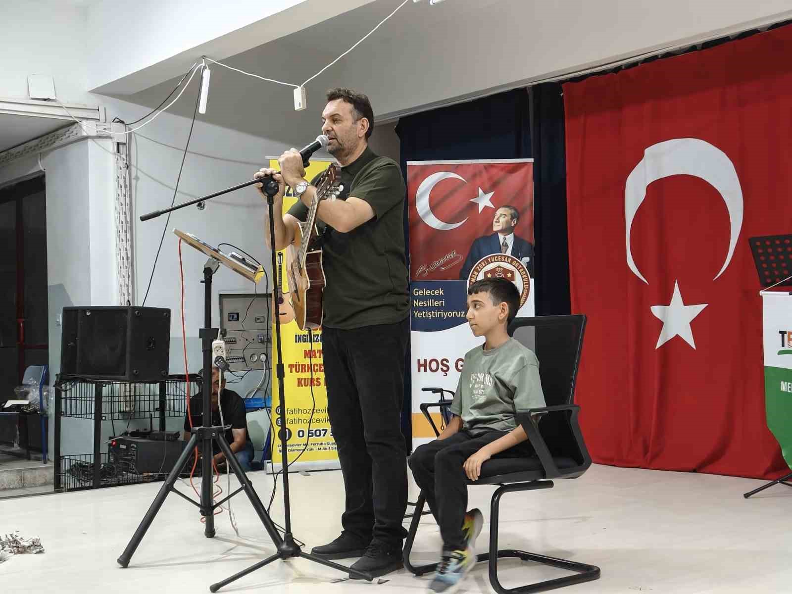 Babası ile birlikte okul arkadaşlarına konser verdi