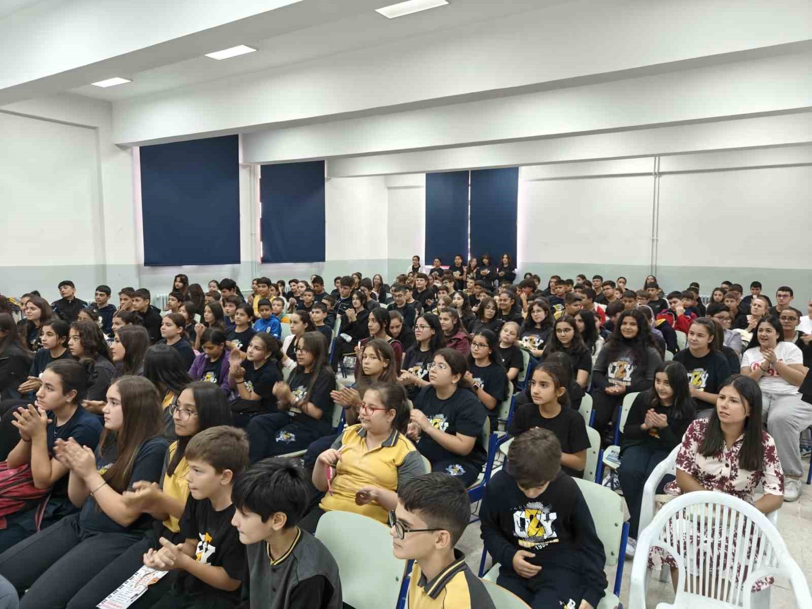 Babası ile birlikte okul arkadaşlarına konser verdi
