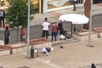 Meydanda &lsquo;laf atma&rsquo; kavgası: 1 yaralı, 1 g&ouml;zaltı
