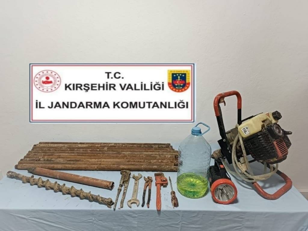 Kaçak kazı yapan 2 kişiye jandarmadan suçüstü