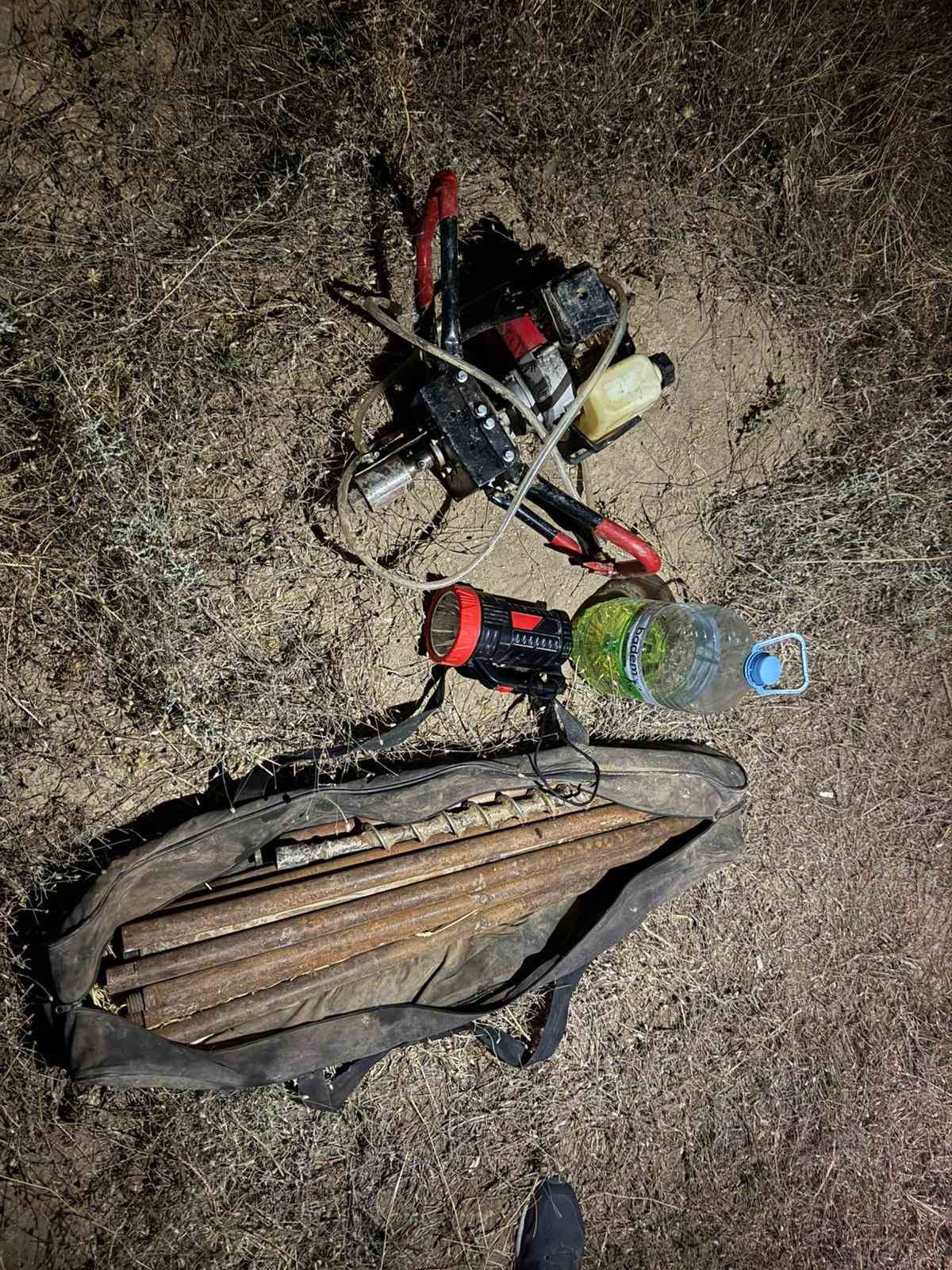 Ka&ccedil;ak kazı yapan 2 kişiye jandarmadan su&ccedil;&uuml;st&uuml;
