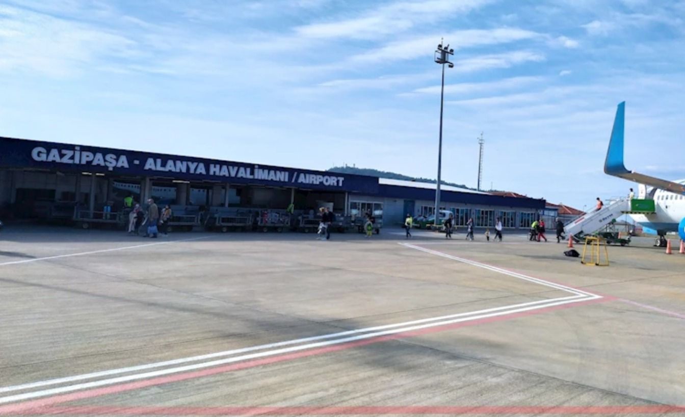 Gazipaşa-Alanya Havalimanı’nda rüzgar nedeniyle bazı uçuşlar iptal edildi