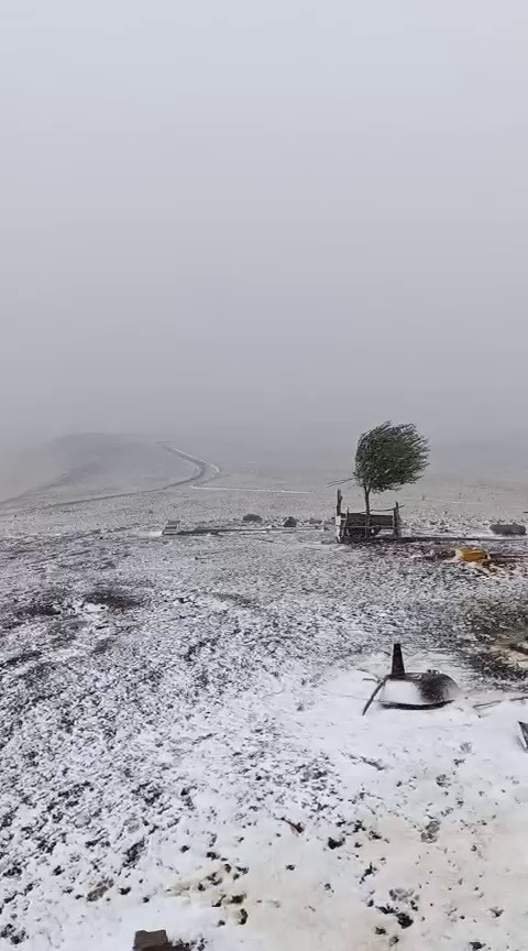 Erzurum’da Çakmak Dağı beyaza büründü