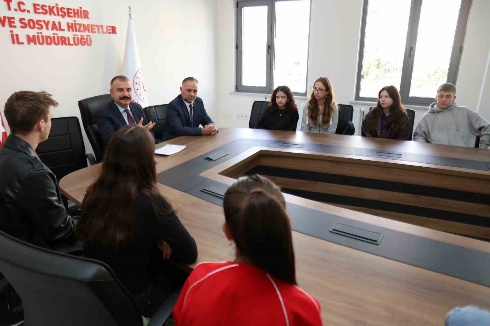 &Ccedil;ocuk Hakları İl Komitesi &uuml;yelerine teşekk&uuml;r belgeleri takdim edildi
